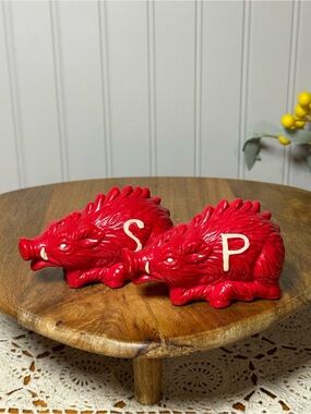Arkansas Razorbacks Ceramic Salt and Pepper Shakers